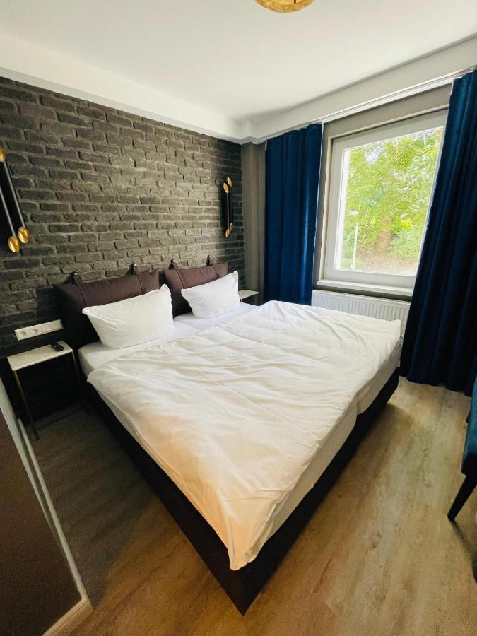 Iq Hotel *